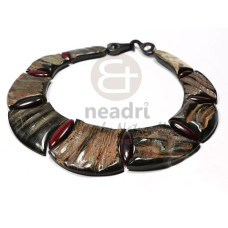 large default  horn choker  black horn and red horn combination