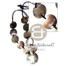 10 pcs. 35mm round blacklip shells and