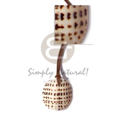leather thong with round cunos shell