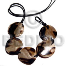 5 pcs. 25mmx25mm brownlip tiger round in black wax word